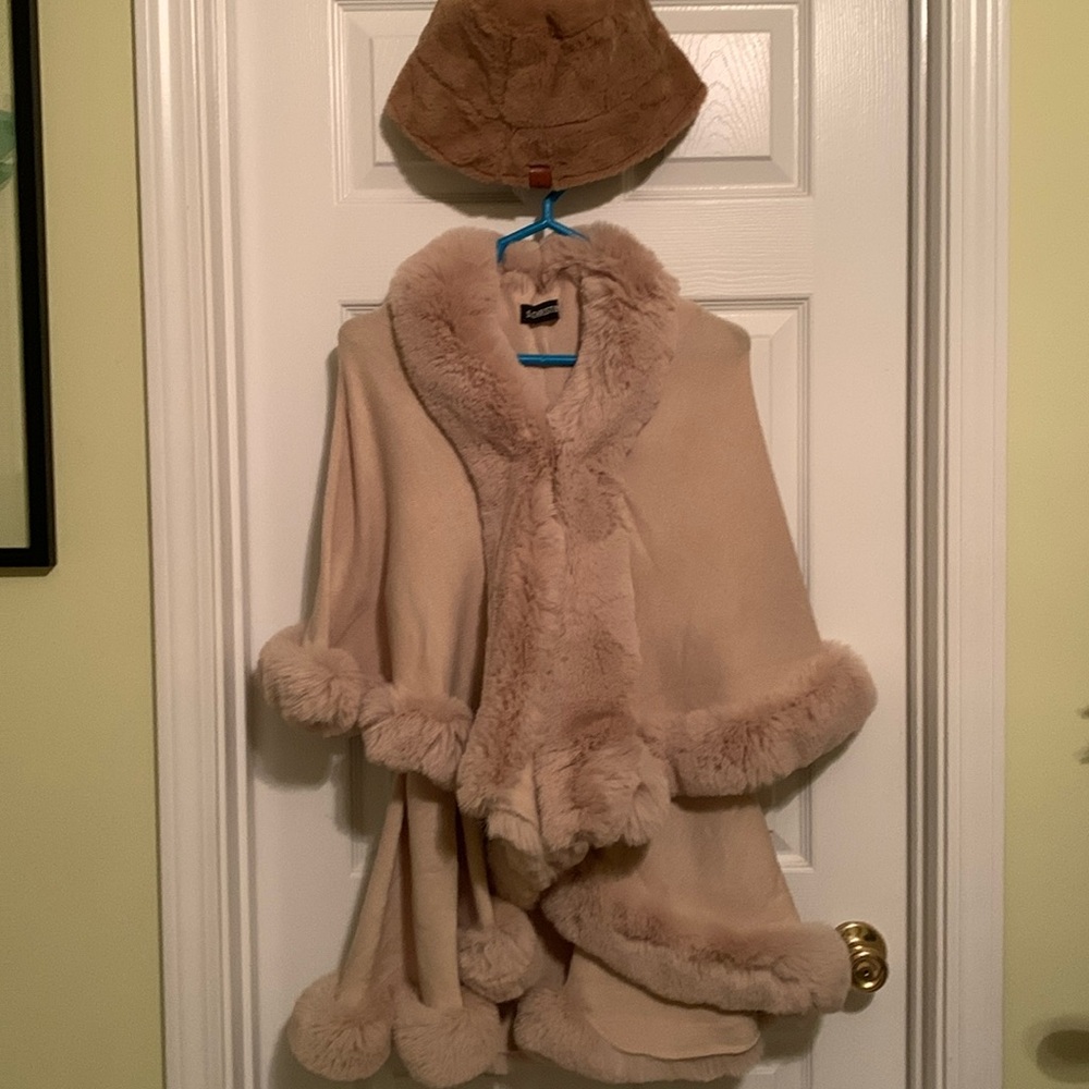 Tan poncho one size fits all with matching hat hooks at the neckline ￼